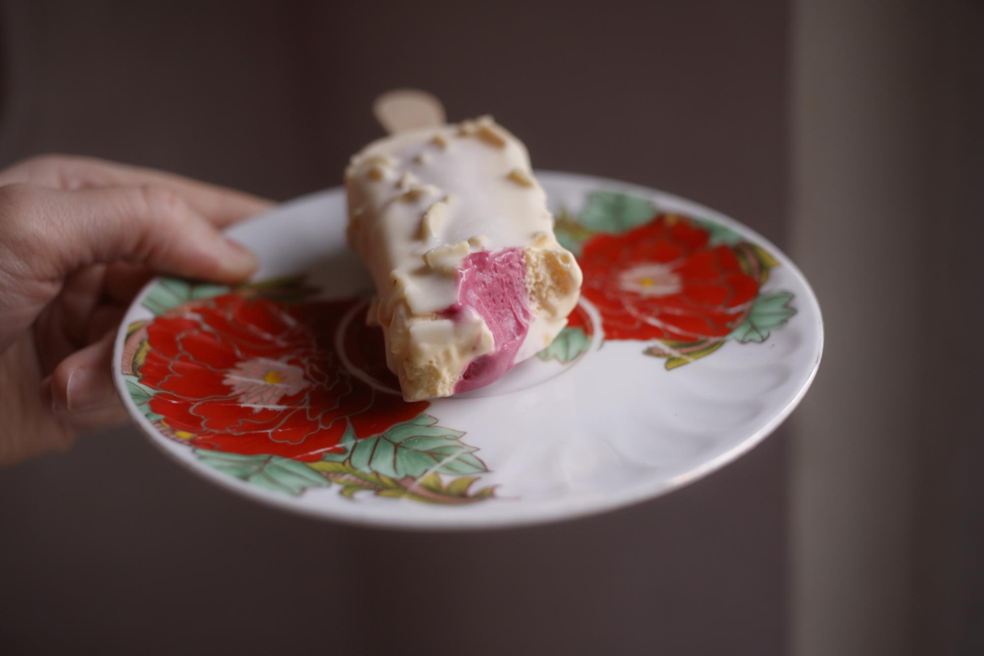 Ręcznie dekorowany deser na porcelanowym talerzu